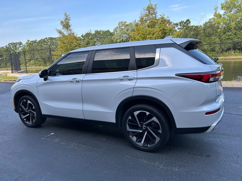 2023 Mitsubishi Outlander SE 3
