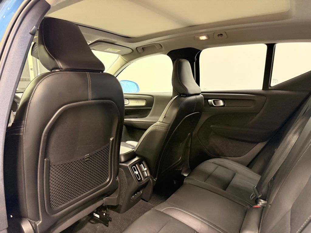 Thumbnail: 2023 Volvo XC40 - 20