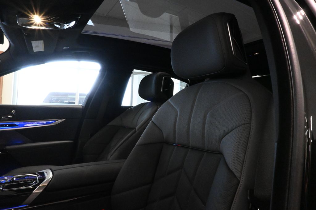2025 BMW 7 Series 760i xDrive 14