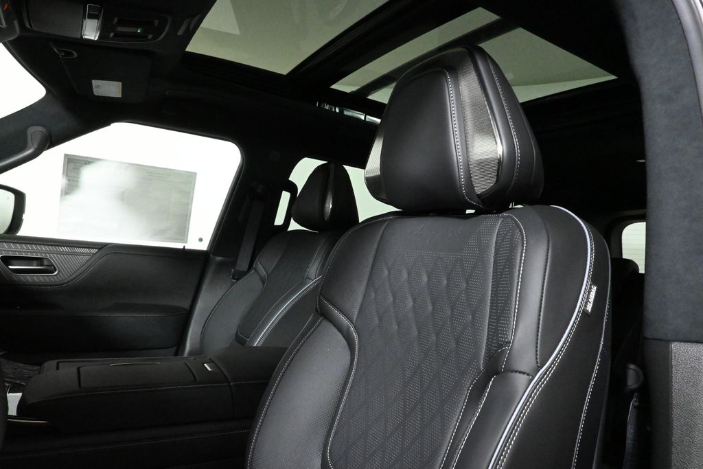 Thumbnail: 2025 INFINITI QX80 - 16