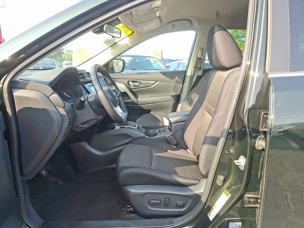 2020 Nissan Rogue SV 14