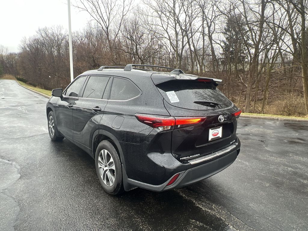 2024 Toyota Highlander XLE 2