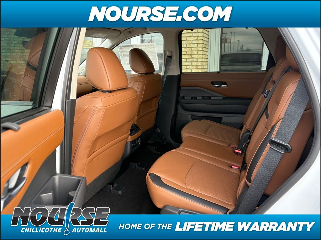 2025 Nissan Pathfinder Platinum photo