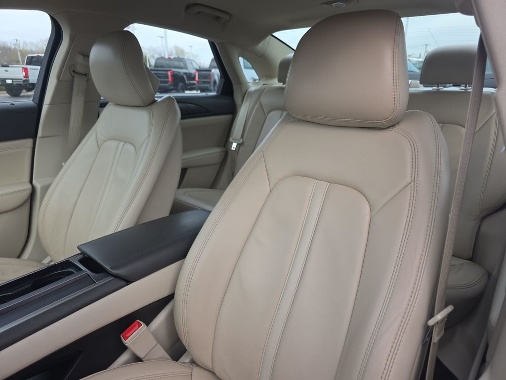 Used 2018 White Lincoln Select image 19