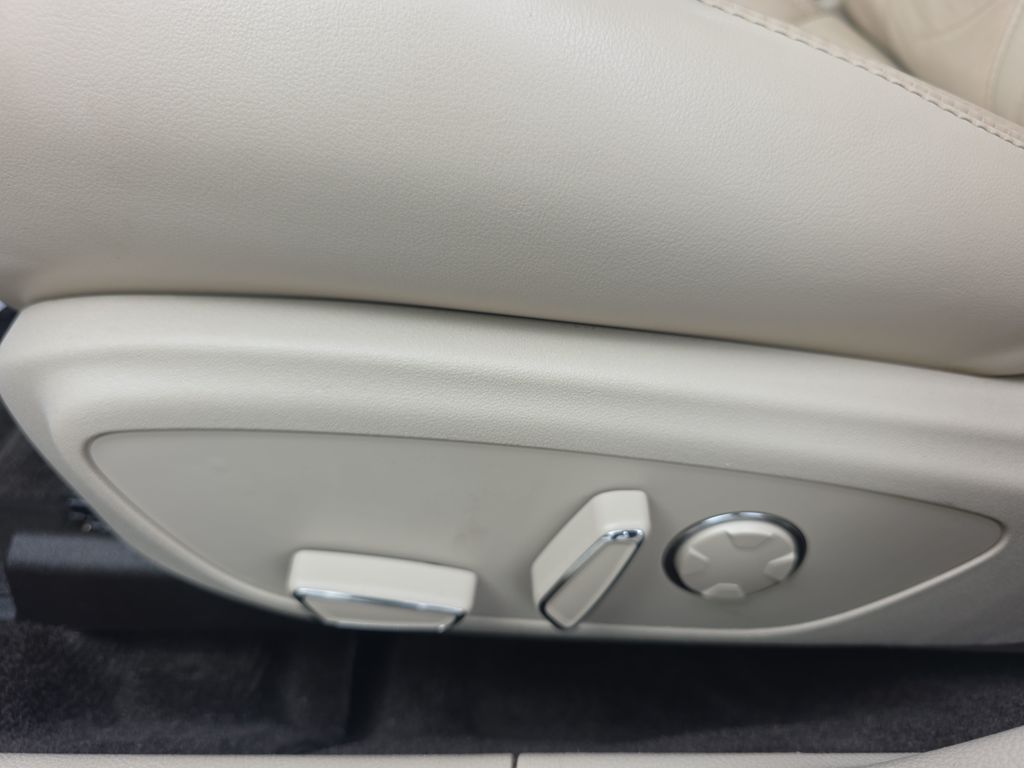 Used 2018 White Lincoln Select image 18