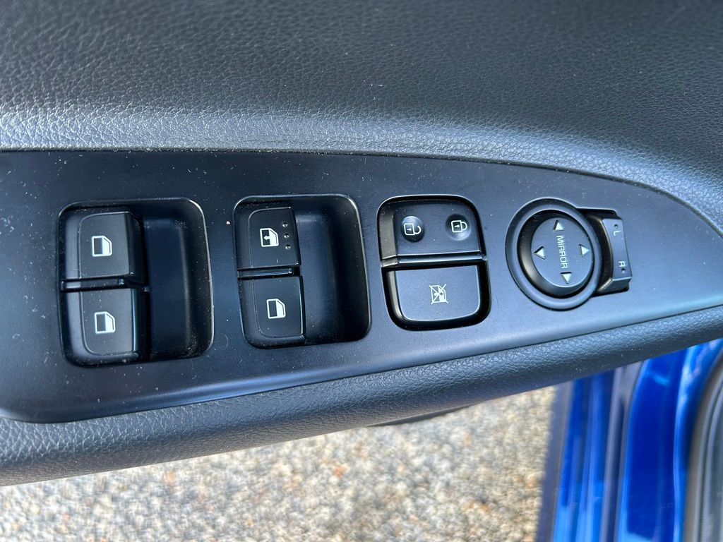 Thumbnail: 2020 Kia Rio - 16