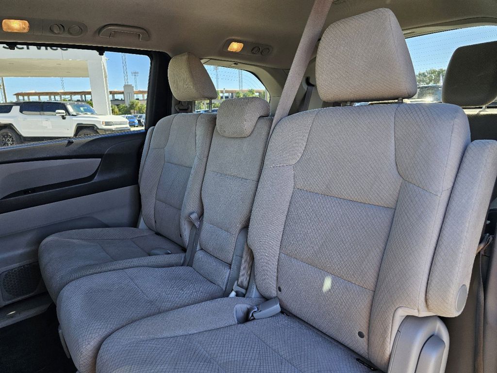 2017 Honda Odyssey SE 18