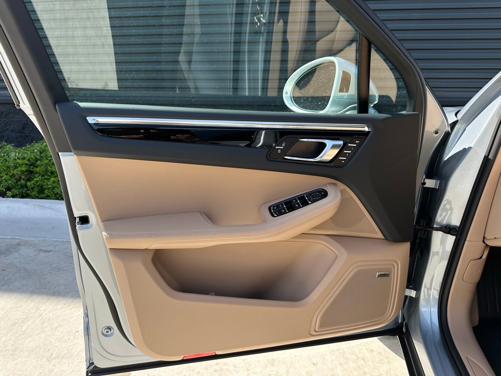 Thumbnail: 2025 Porsche Macan - 14