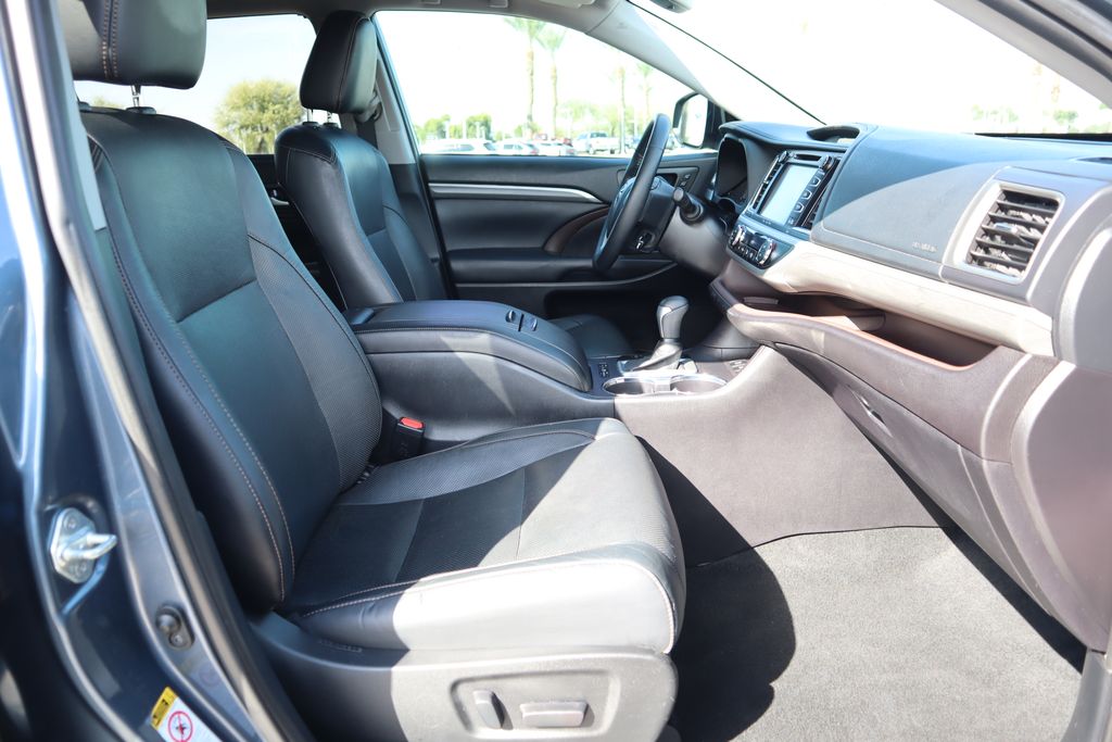 Thumbnail: 2019 Toyota Highlander - 19