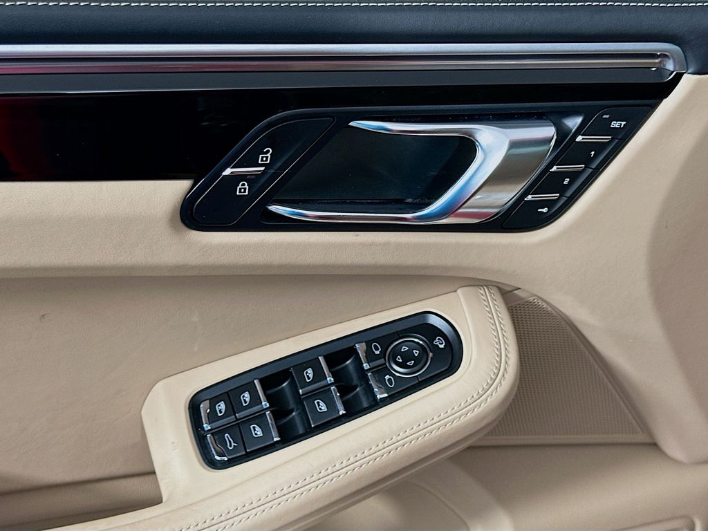 Thumbnail: 2023 Porsche Macan - 18