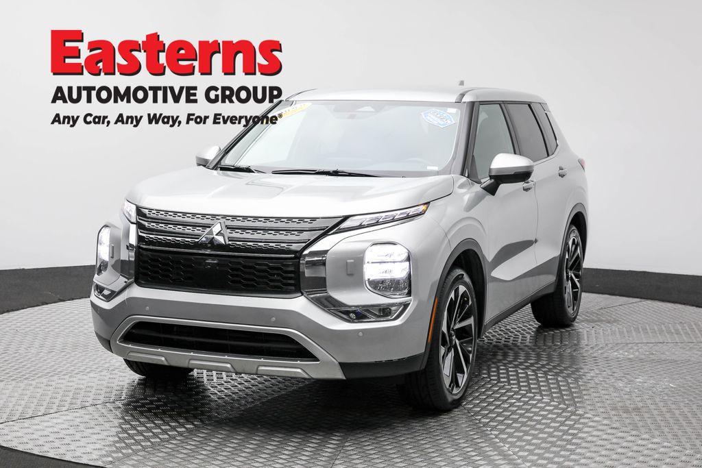 2024 Mitsubishi Outlander SE's photo