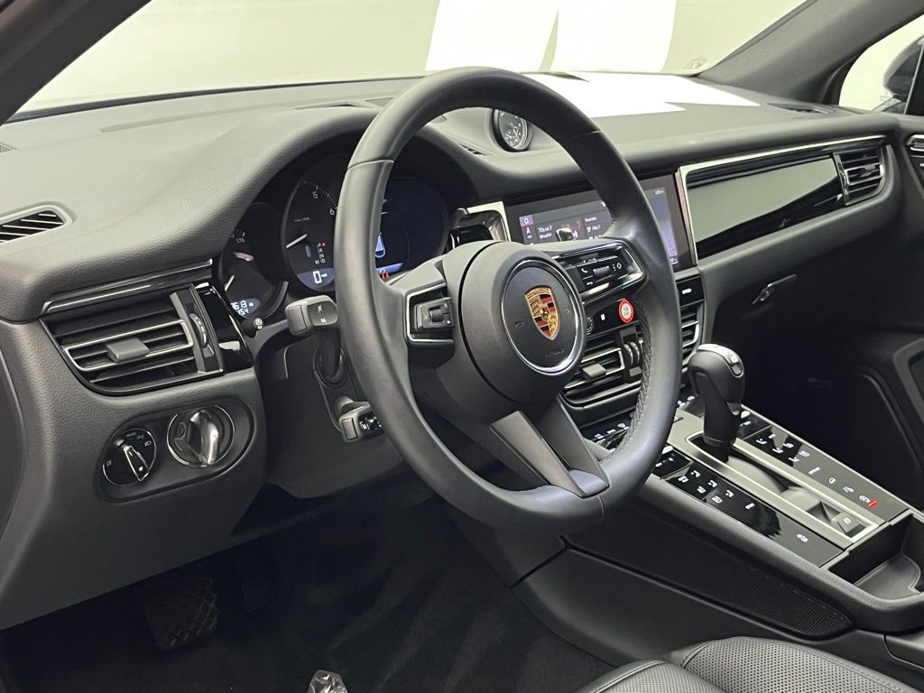 Thumbnail: 2025 Porsche Macan - 4