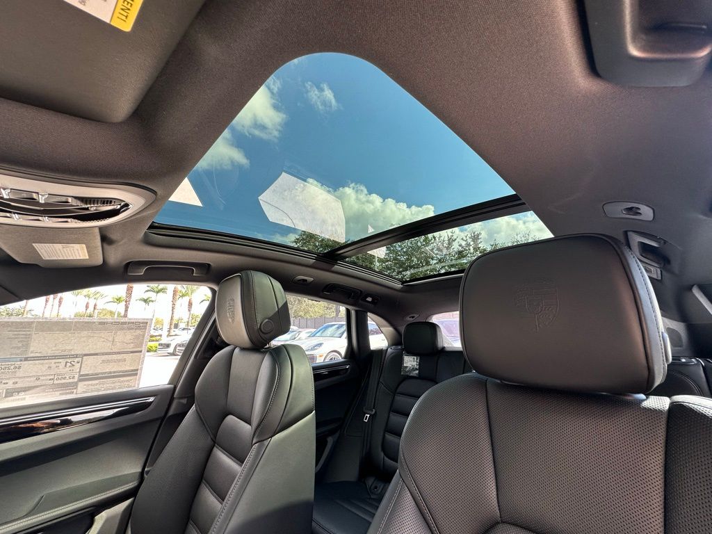 Thumbnail: 2026 Porsche Macan - 31