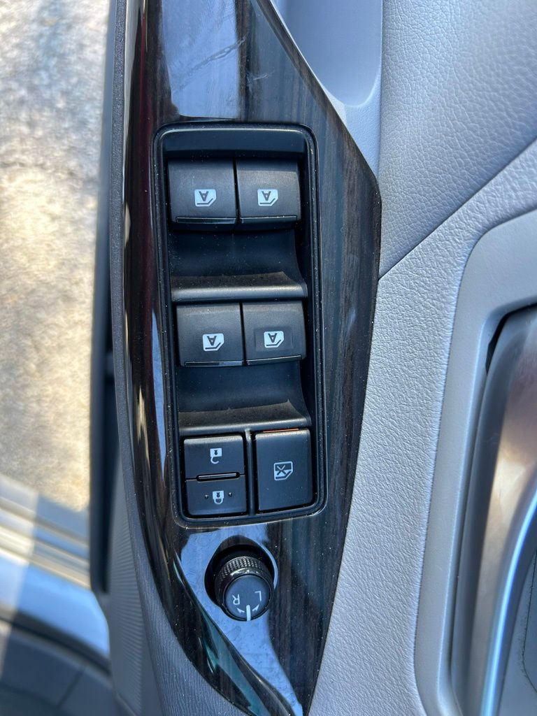 Thumbnail: 2017 Toyota Sienna - 18