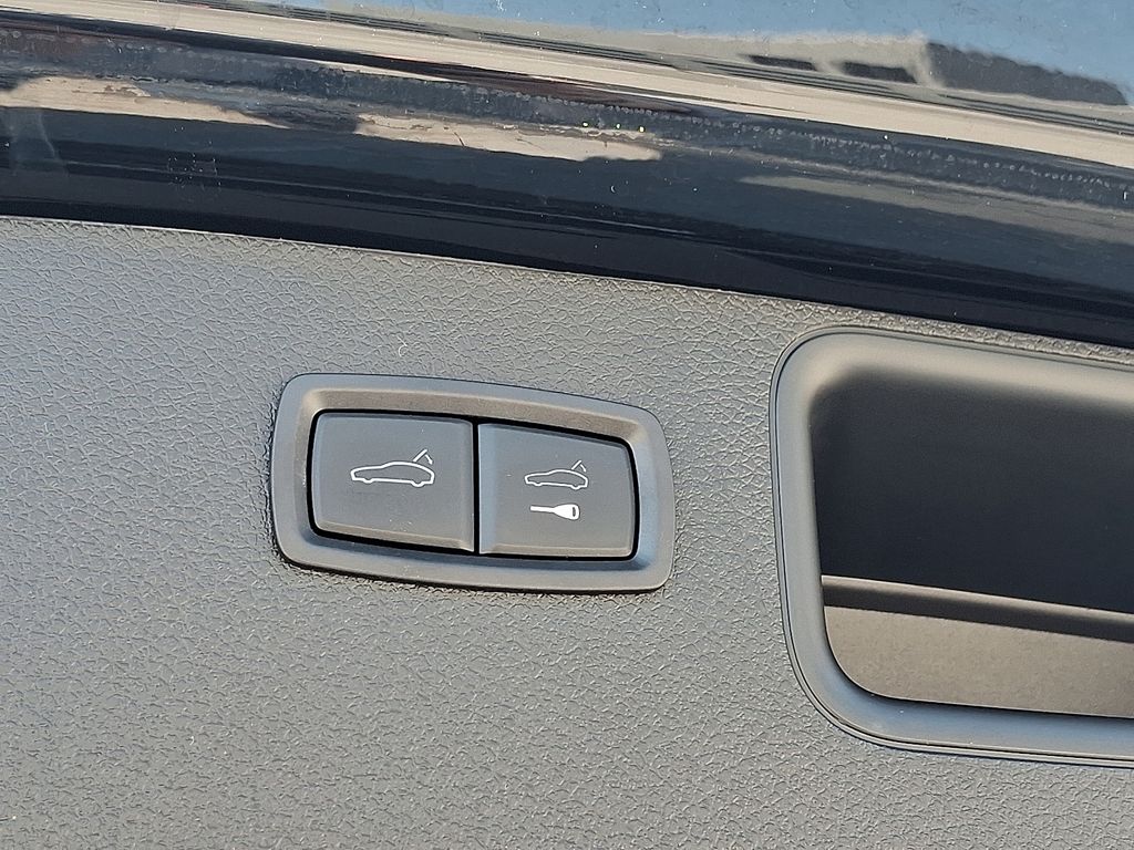 Thumbnail: 2023 Porsche Macan - 30