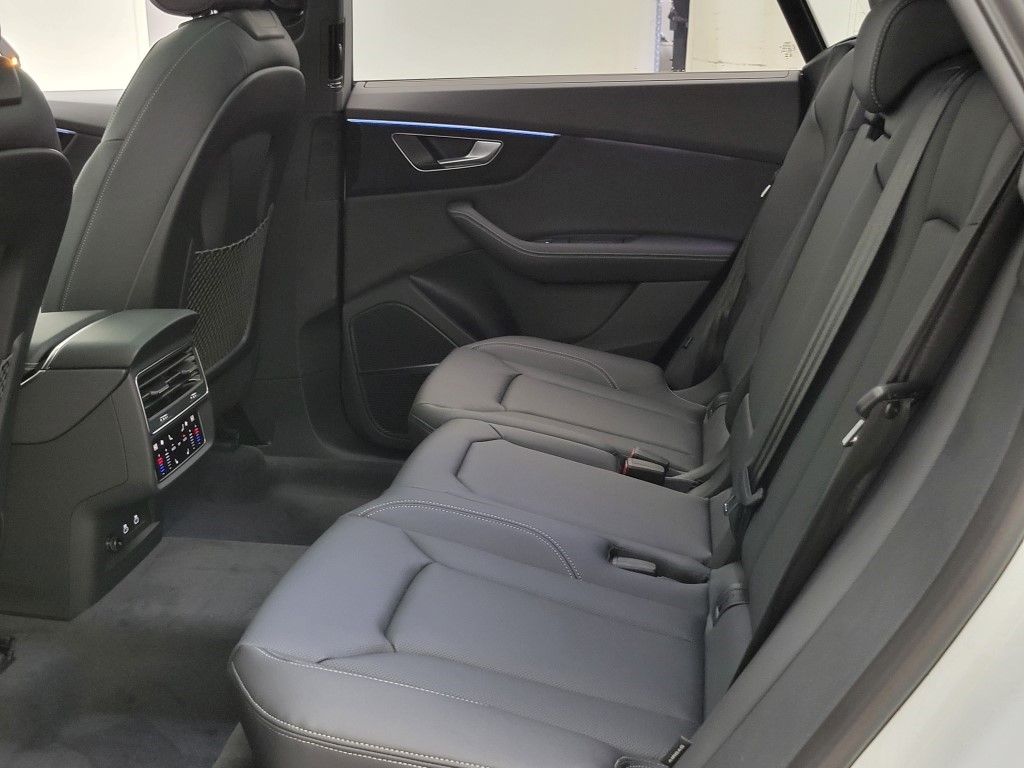 Thumbnail: 2026 Audi Q8 - 25