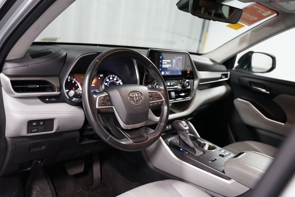 Thumbnail: 2023 Toyota Highlander - 7