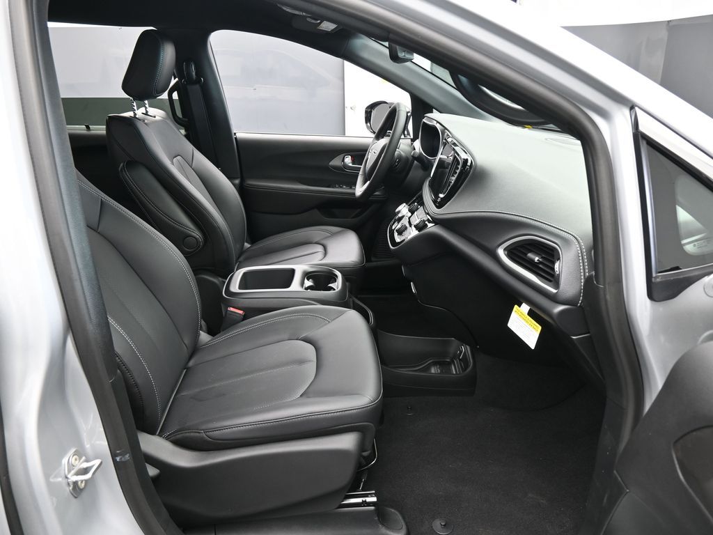 New 2026 Silver Mist Clearcoat Chrysler Select image 39