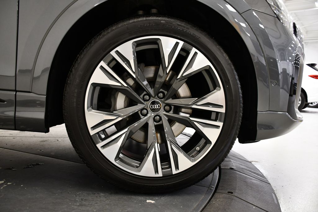 Thumbnail: 2026 Audi Q8 - 16