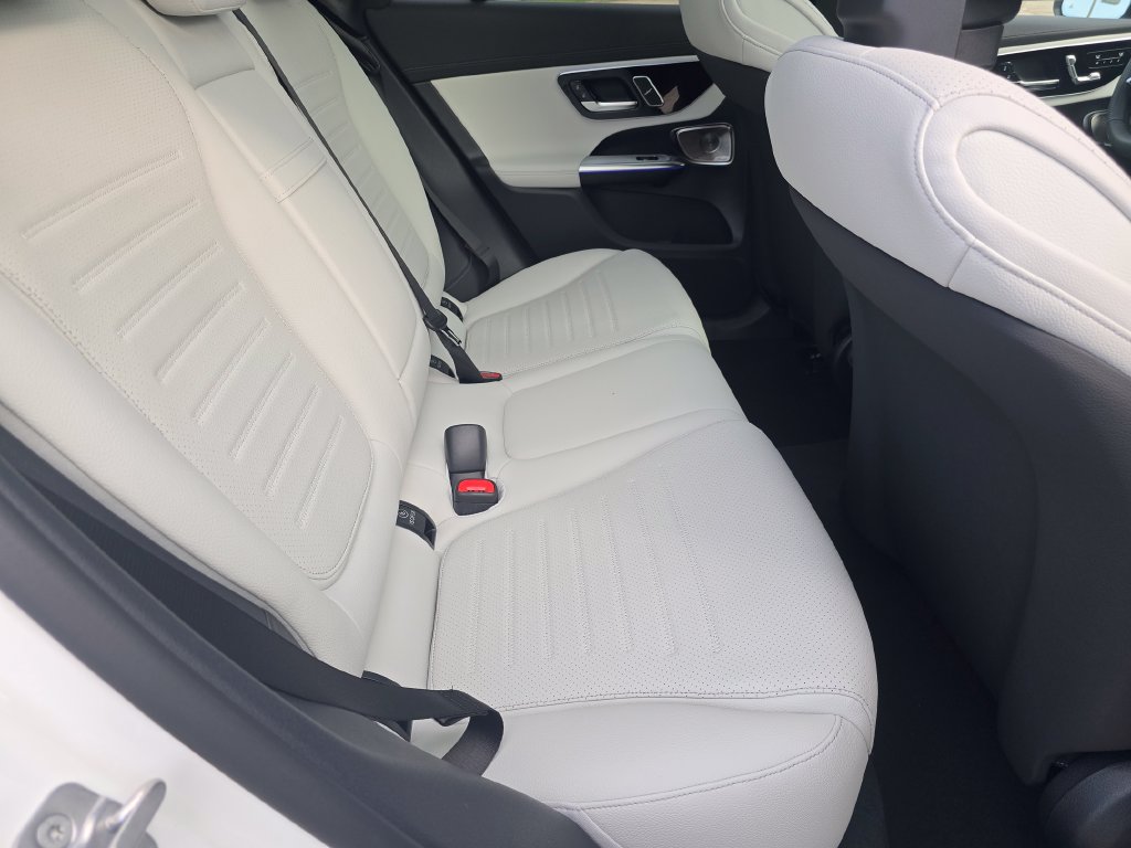 New 2027 White Mercedes-Benz GLC 300 image 21