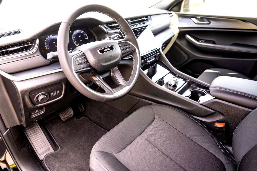 New Car 2025 Jeep Grand Cherokee  Laredo X For Sale Under $40,000 In Taylor, Texas