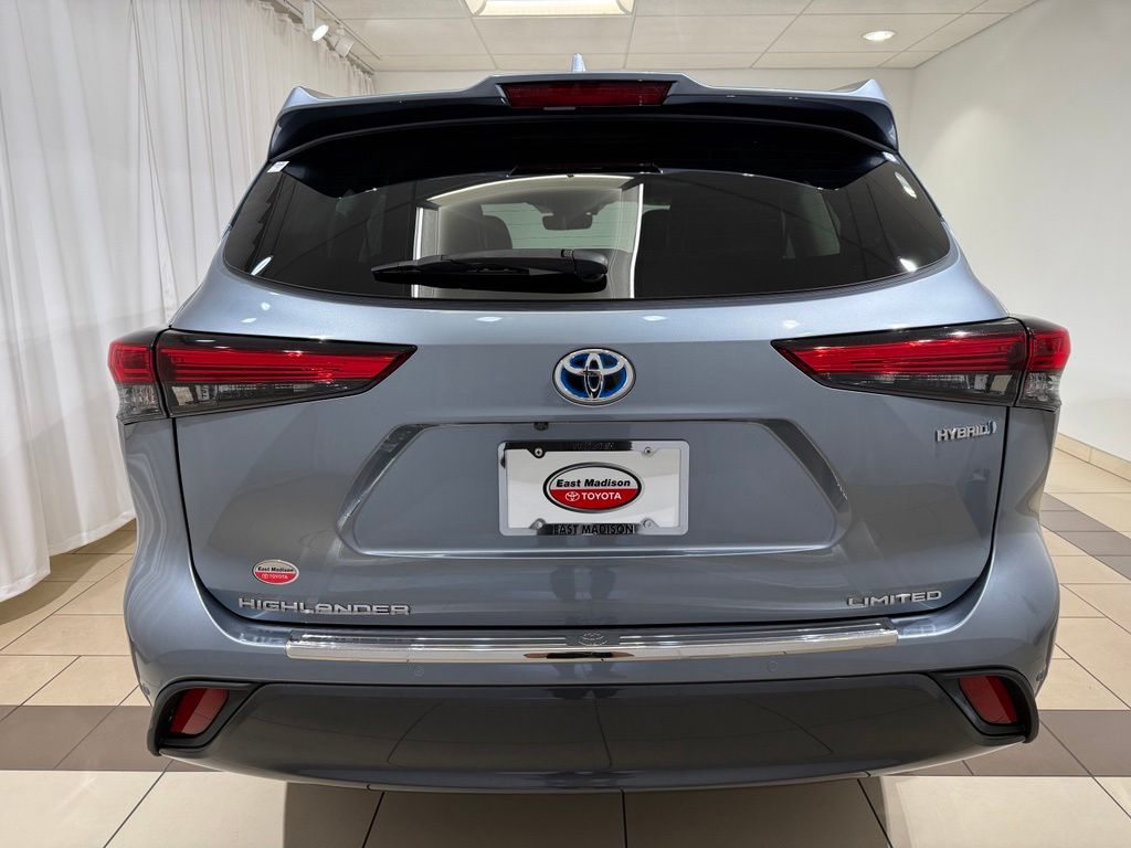 Thumbnail: 2021 Toyota Highlander - 4