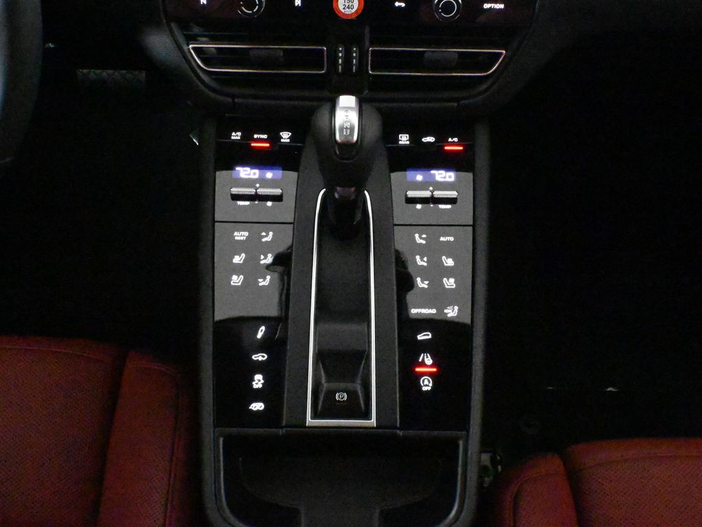 Thumbnail: 2026 Porsche Macan - 25