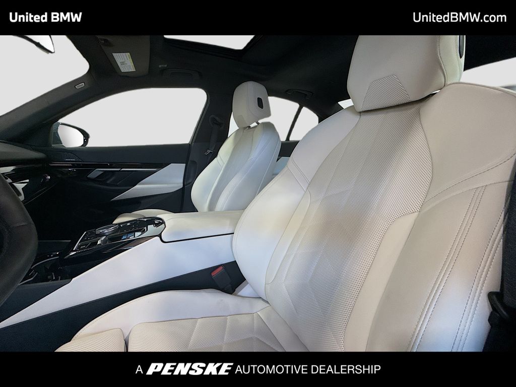 Thumbnail: 2025 BMW 5 Series - 5