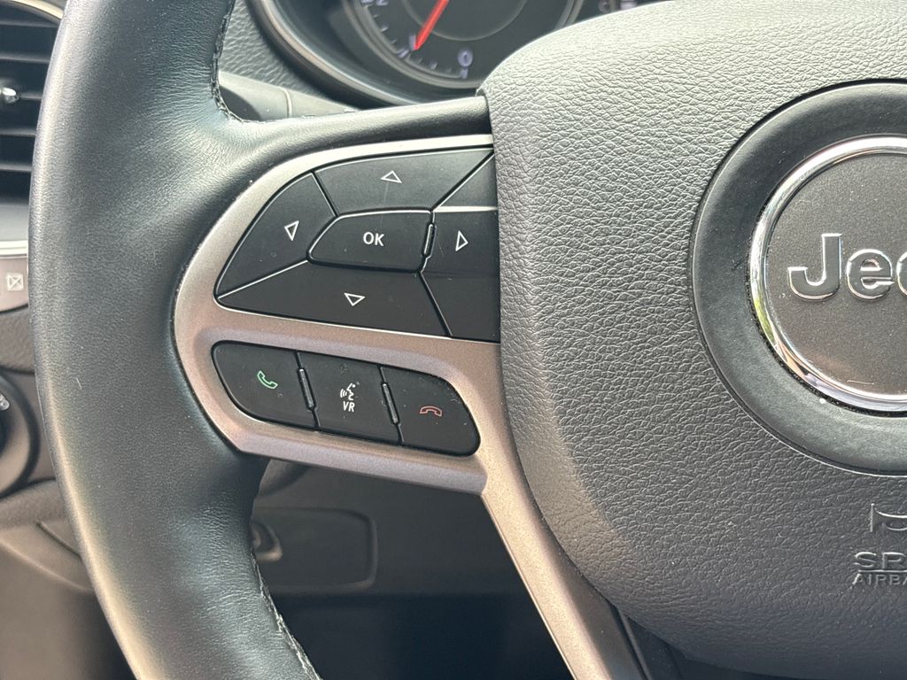 Used 2019 Silver Jeep Latitude Plus image 19