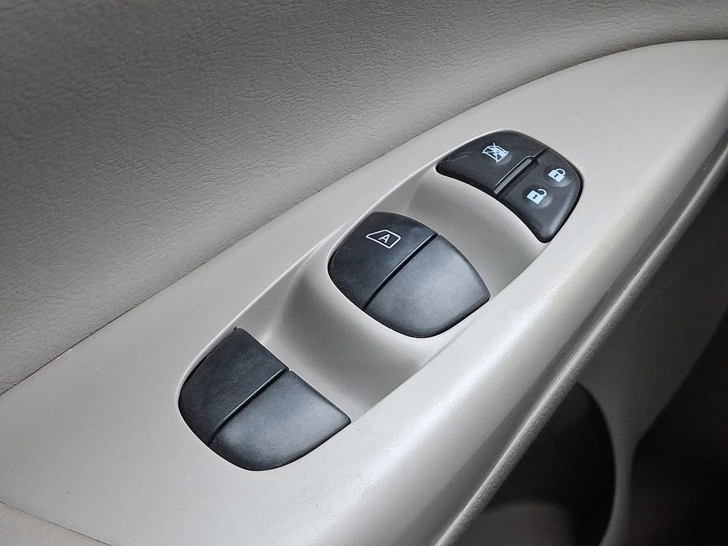 Thumbnail: 2013 Nissan Sentra - 25