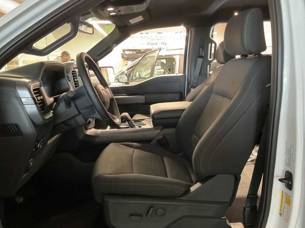 New 2025 White Ford XLT image 7
