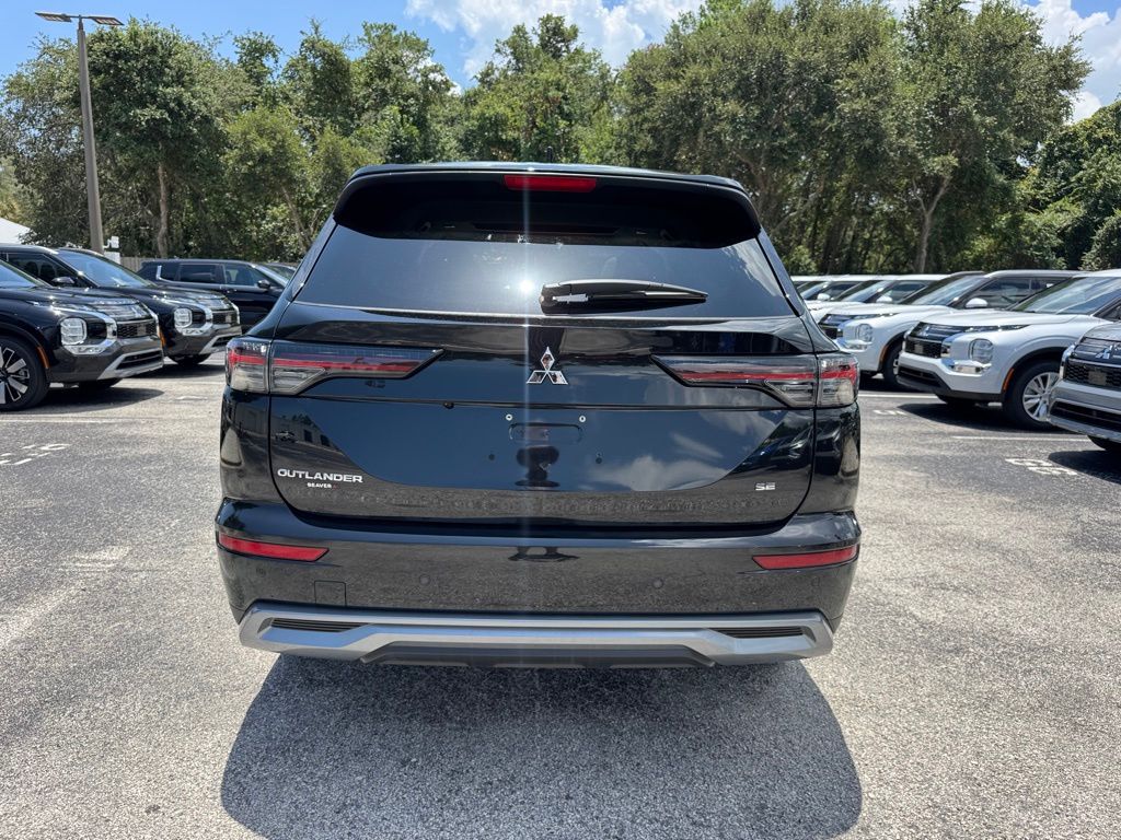 2025 Mitsubishi Outlander SE photo 4