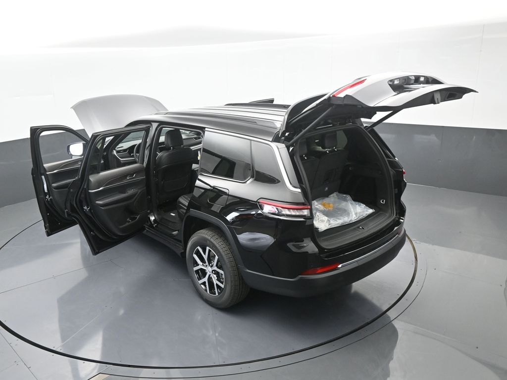 Used 2025 Diamond Black Crystal Pearlcoat Jeep Limited image 62