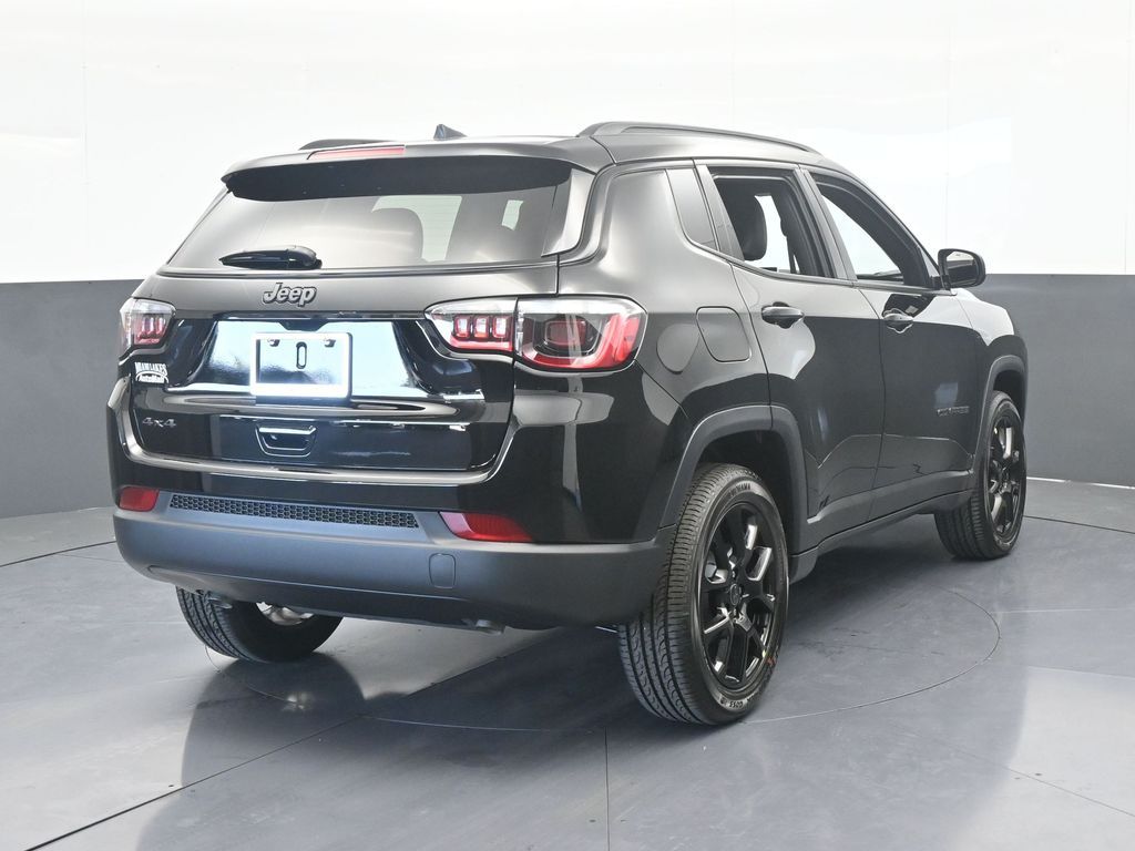 New 2026 Diamond Black Crystal Pearlcoat Jeep Latitude image 8