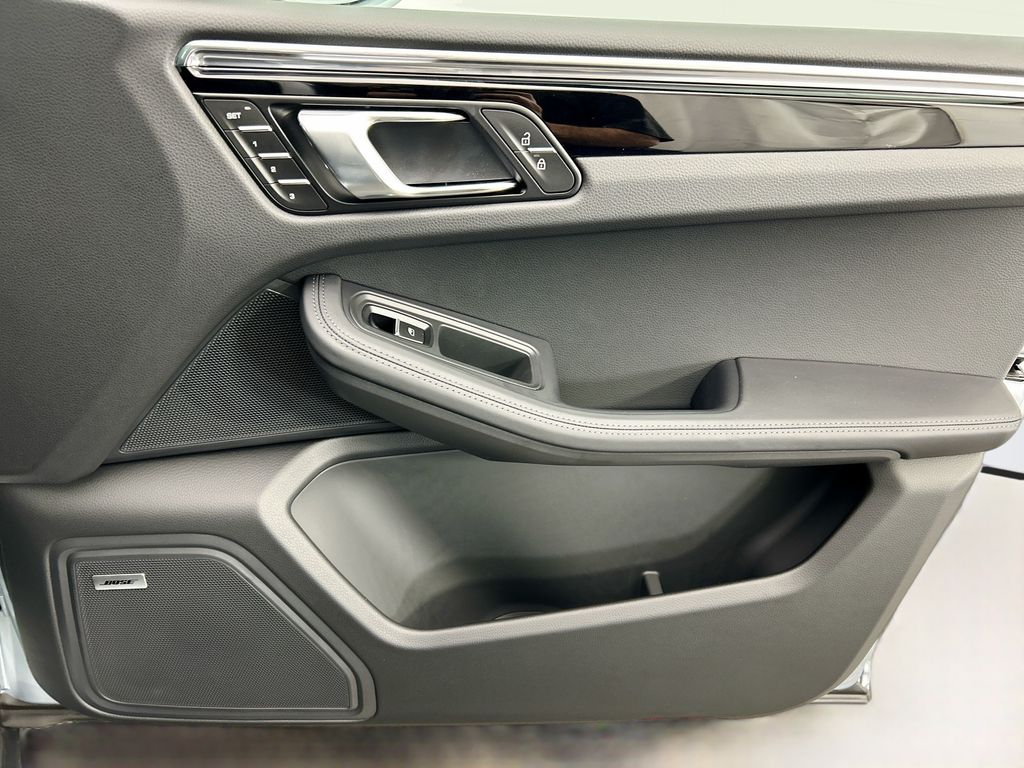 Thumbnail: 2026 Porsche Macan - 26