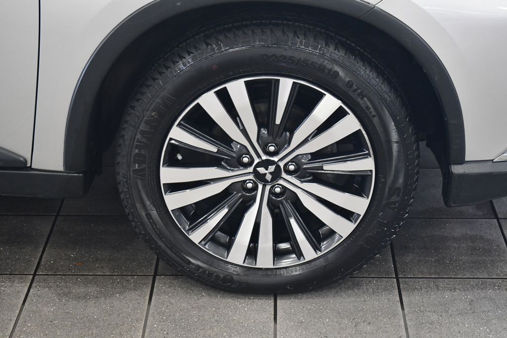 Thumbnail: 2019 Mitsubishi Outlander - 11