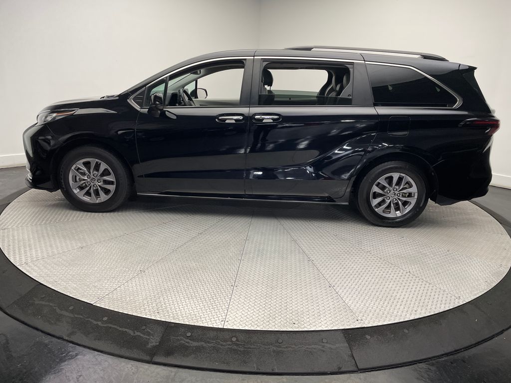 2023 Toyota Sienna XLE 8