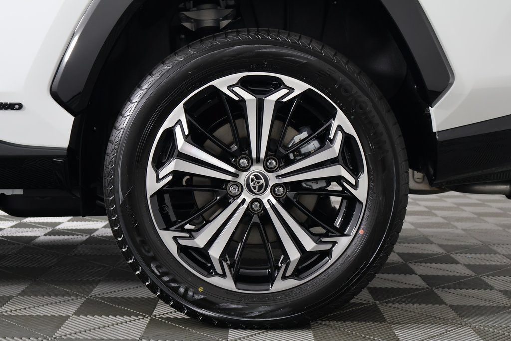 2025 Toyota RAV4 XSE 10