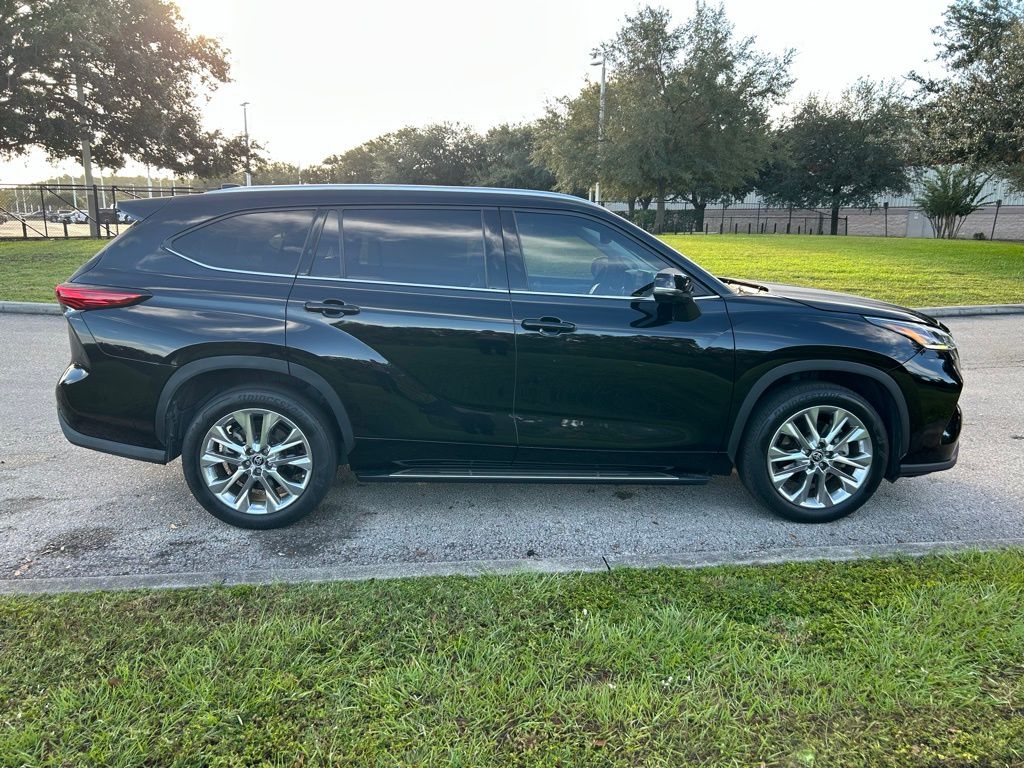 Thumbnail: 2023 Toyota Highlander - 6