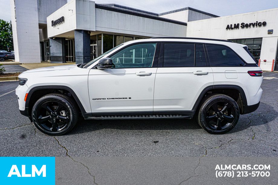 Used 2024 White/off-white Jeep Limited image 7