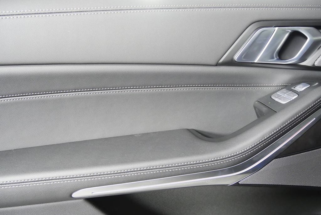 Thumbnail: 2026 BMW X7 - 14