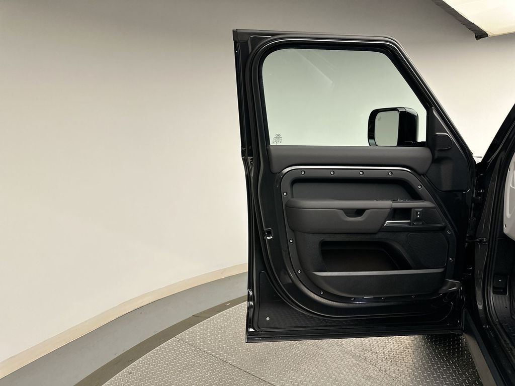 2025 Land Rover Defender 110 8
