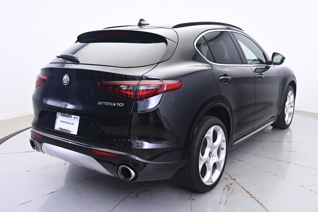 Thumbnail: 2023 Alfa Romeo Stelvio - 7
