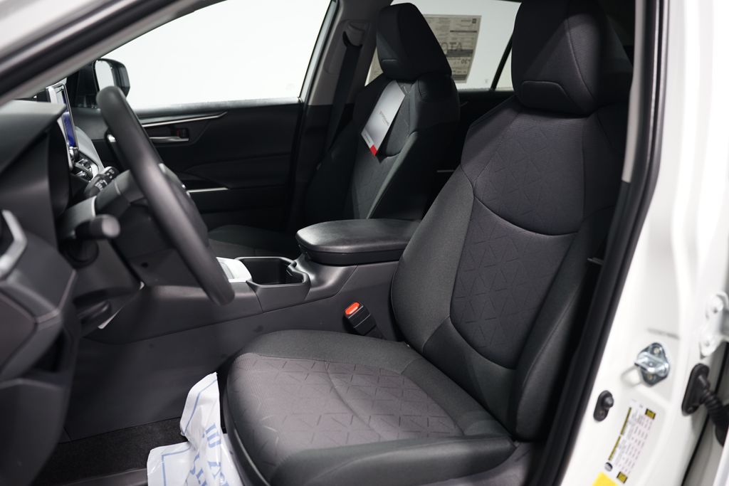 2025 Toyota RAV4 XLE 27