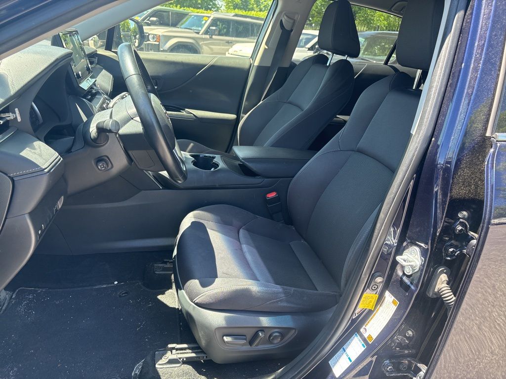 Used 2021  Toyota LE image 9