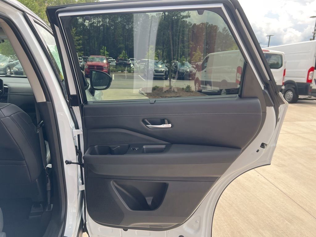 2025 Everest White Pearl Tricoat/Super Black Nissan Pathfinder Platinum FWD SUV
