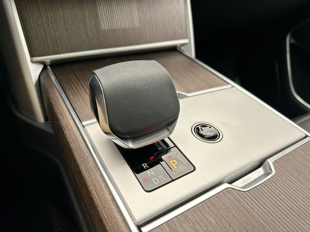 2025 Land Rover Range Rover SE 13