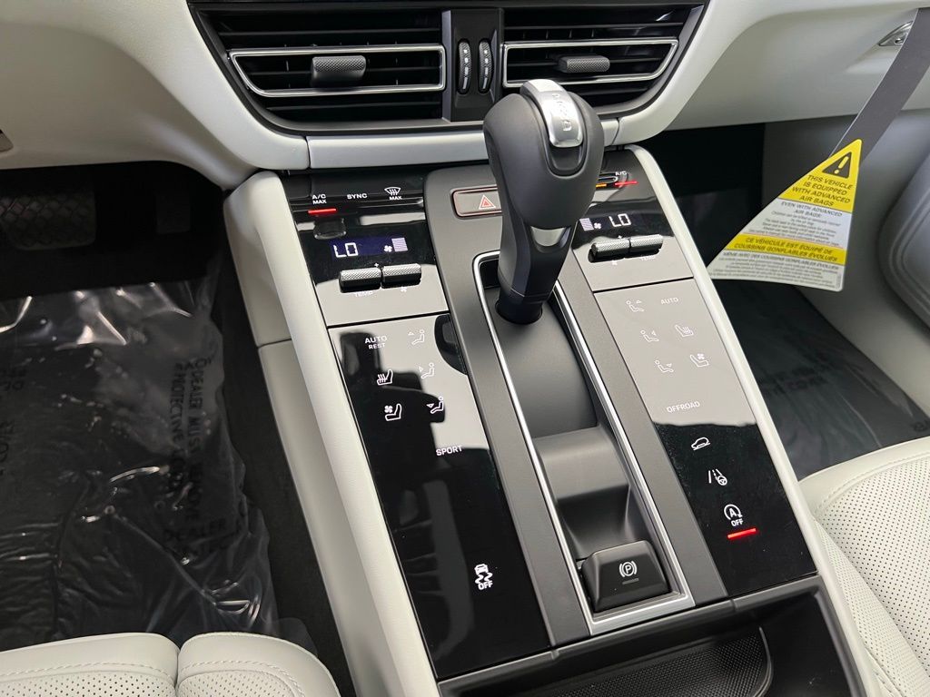 Thumbnail: 2025 Porsche Macan - 11