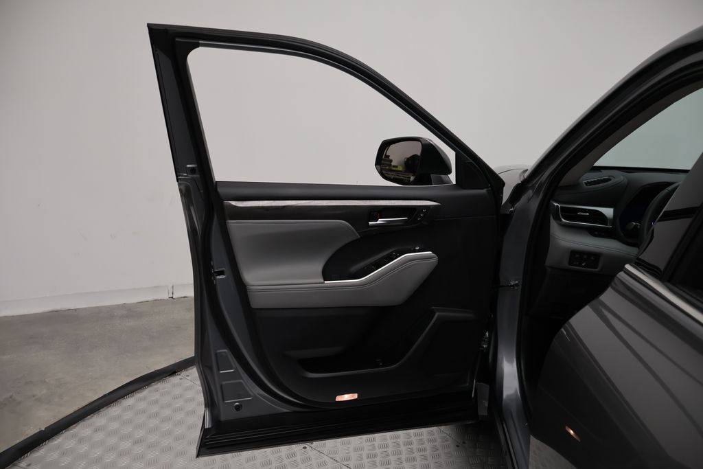 Thumbnail: 2025 Toyota Highlander - 16