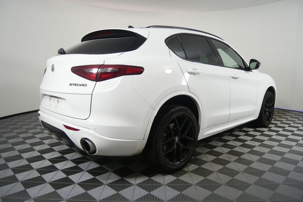 Thumbnail: 2021 Alfa Romeo Stelvio - 3